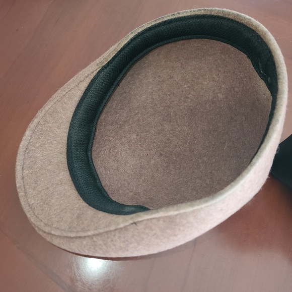 Beautiful Newsboy cap/hat/beret in tan color - Picture 7 of 9